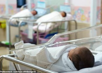 Bebja e porsalindur në Angli bëhet pacientja më e re me koronavirus