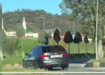 VIDEO/ Shtoi shpejtësinë, goditi dy makina të policisë e më pas… Si u arrestua tropojani me “X5”