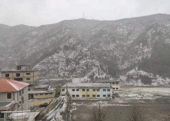 Dëborë në pranverë, zbardhen malet në veri të vendit (Video)