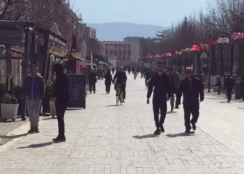 Pa maska e doreza dhe xhiro në grup/ Qytetarët abuzojnë me oraret kur lejohet lëvizja