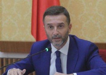 “Shkumbini po del nga shtrati! Largohuni nga shtëpitë”, Braçe thirrje banorëve të 5 fshatrave në Lushnjë