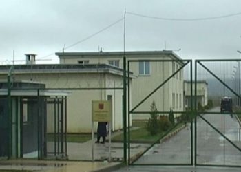 Koronavirusi mbyll dyert e burgjeve në Shqipëri, të dënuarit drejt ‘takimeve’ online me familjarët