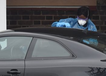 VIDEO/ Del natën rrugëve të Londrës dhe pështyn dorezat e makinave, veprimi i frikshëm i të infektuarit me Covid-19