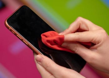 Celulari rrezikon mbartjen e virusit, ja si ta dezinfektoni në mënyrën e duhur