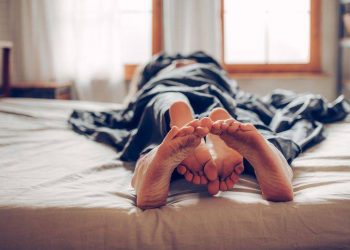 Pesë këshilla nga ekspertët për të përdorur pak fantazi në intimitet