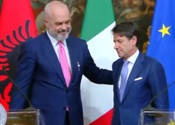 Skuadra me mjekë e infermierë shqiptarë në Bergamo/ Kryeministri italian: Faleminderit Shqipëri!