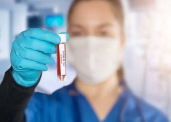 Korçë/Tre të dyshuar me koronavirus, një menaxher lokali dhe çifti i të moshuarve