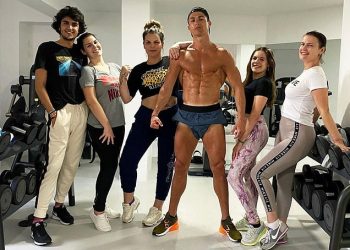 FOTO/ Asnjë ditë pushimi në mes të krizës së koronavirusit, CR7 tregon muskujt me familjen