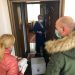 Ditëlindja e gjen duke shpërndarë pakot e të moshuarve në çdo shtëpi, Veliaj i bën urimin e veçantë administratores
