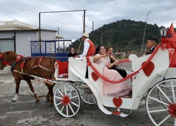 FOTOT/ Dasma në Elbasan “sfidon” koronavirusin, e marrin nusen me pajton