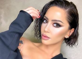 FOTO/ Me këmbët përpjetë dhe me tanga, provokon Dafina Zeqiri