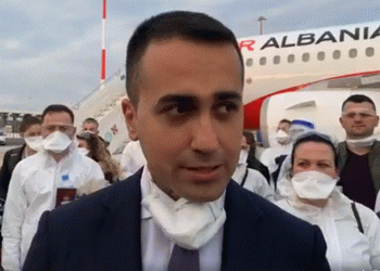 Mjekët shqiptarë mbërrijnë në Itali, Di Maio: I treguat BE-së vlerat europiane, që disa vende i harruan