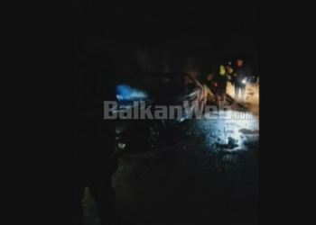FOTO/ Krimi i dyfishtë në Durrës, policia gjen një makinë e djegur në hyrje të Rrogozhinës