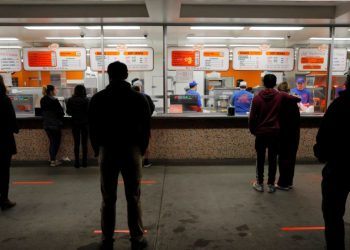 Ekspertët: Distancimi social, kyç për ta penguar përhapjen e koronavirusit