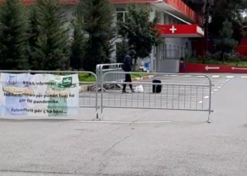 Ç’po ndodh tek Infektivi? Me valixhe në dorë i riu mund koronavirusin dhe lë spitalin, por me urgjencë vijnë…