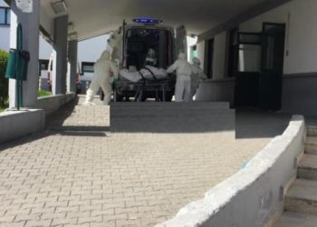 E nisin me ambulancë drejt Tiranës, e moshuara nga Durrësi përkeqësohet, kthehet mbrapsht