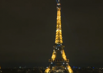 VIDEO/ Mesazh shprese nga Franca, kulla Eiffel jep spektatël dritash në mbështetje të mjekëve