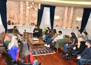 Bashkia bashkë me studentët e Farmacisë, fushatë nëpër kopshtet e kryeqytetit për higjienën personale