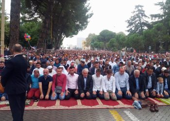 KMSH anulon grumbullimet në xhami: Pesë kohët e namazit të falen në shtëpi