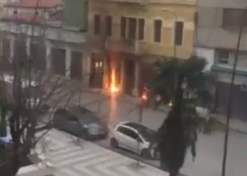 VIDEOLAJM/ Hedh benzinë dhe i vë flakën godinës, policia e arreston në pak sekonda. Veliaj: Kjo është epidemi, jo anarki!