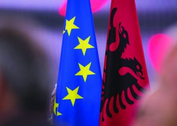 Del raporti i ndërmjetëm i Komisionit Europian: Hapni negociatat me Shqipërinë!
