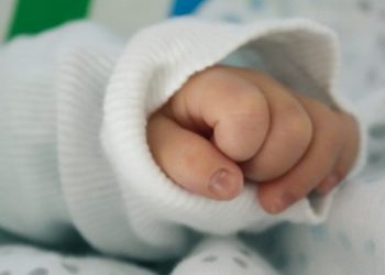 Foshnja 9-muajshe vdes nga kequshqyerja, dënohen prindërit