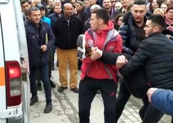 Përsëritet situata/ Helmohen sërish nxënësit në Fier, 30 prej tyre përfundojnë në urgjencë