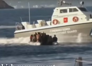 Refugjatët mësyjnë Egjeun, dalin pamjet kur oficerët grekë “hapin zjarr” ndaj varkave në det (Video)