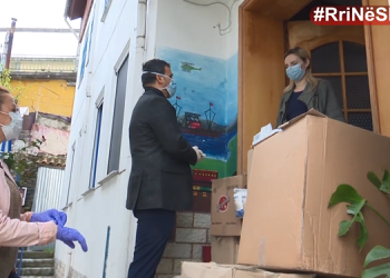 Emergjenca nga Covid-19, ministri Çuçi ndihma për shtëpinë e fëmijëve jetimë në Gjirokastër (Video)