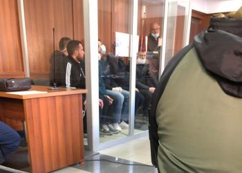 Frikë nga koronavirusi, të pandehurit dalin me maska e doreza plastike para gjykatësve (FOTO)
