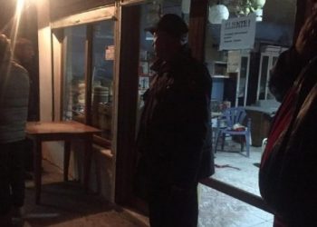 Mashtroi kambistin dhe i mori 50 mijë euro duke i lënë valixhen bosh, kamerat e sigurisë nxjerrin blof “azerbajxhanasin”