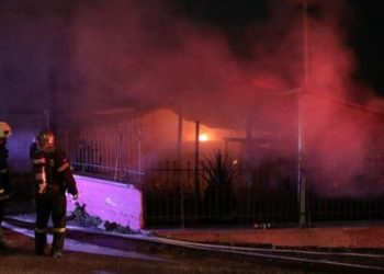 Tensione në kufirin Greqi-Turqi/ Zjarr dhe përleshje në një kamp refugjatësh