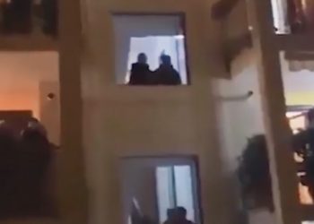 VIDEO/ Italianët dalin në ballkone dhe këndojnë himnin kombëtar për të thyer frikën e koronavirusit
