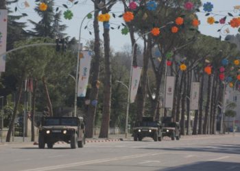 Fillon orari i vetëizolimit, Ushtria zbret mjetet e blinduara në rrugët e Tiranës dhe Durrësit (Foto)