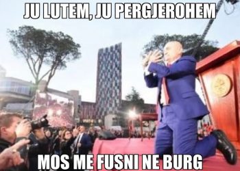 “Ju përgjërohem, mos më fusni në burg”, rrjeti bën humor me manifestimin e Metës (FOTO)