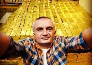 FOTO/ Rrjeti bën humor me tubimin e Metës, “mbledhim flori të përdorur, silleni sot me vete”