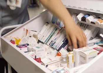 Jeni të sëmurë kronikë apo mbi 65 vjeç/ FSDKSH: Barnat do i dërgohen në banesë