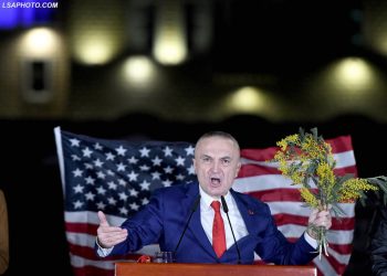 FOTOT/ Tensioni i Metës në 2 orët e mitingut të 2 marsit