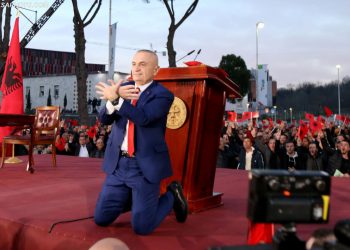 Myslym Murrizi imiton Metën, bën shqiponjën ulur në gjunjë mbi dëborë (Foto)