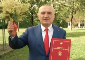 Me mimoza dhe Kushtetutë në dorë, Ilir Meta: Mirësevini në miting! (VIDEO)