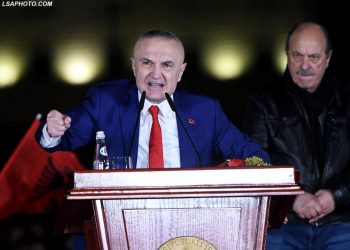 FOTOT/ Tensioni i Metës në 2 orët e mitingut të 2 marsit