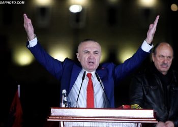 FOTOT/ Tensioni i Metës në 2 orët e mitingut të 2 marsit