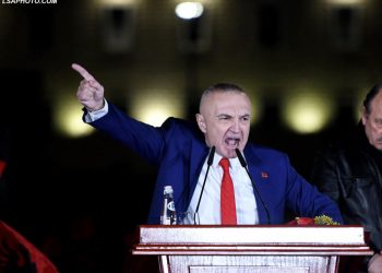 FOTOT/ Tensioni i Metës në 2 orët e mitingut të 2 marsit