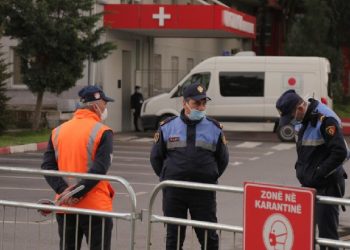 U infektua nga djali me koronavirus/ Rëndohet gjendja e gruas nga Elbasani, dërgohet tek Infektivi