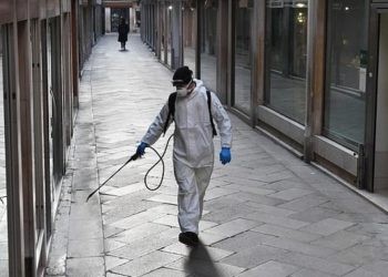 I vdiq burri nga COVID-19, jeton prej dy ditësh në shtëpi së bashku me kufomën