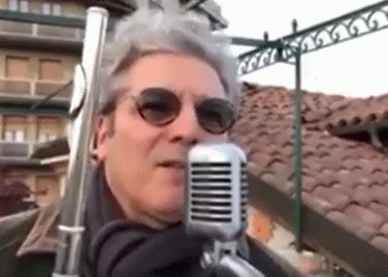 VIDEO/ Shihni sesi italiani falenderon duke luajtur himnin shqiptar në flaut nga ballkoni