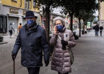 Italia, me rregulla ekstreme për COVID-19: S’ka më shtrëngime duarsh, mbani dy metra distancë, të moshuarit në shtëpi