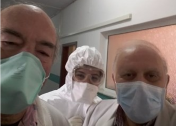“Në vijën e parë të betejës”, mjeku i njohur poston foto nga Infektivi: Ne do fitojmë ndaj kronavirusit