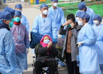 Ishte e prekur nga koronavirusi, 98-vjeçarja kineze lë spitalin shëndoshë e mirë