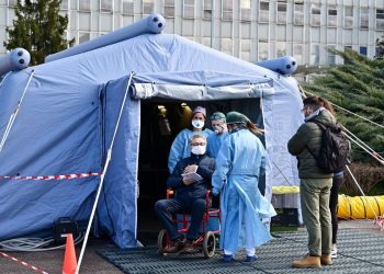 COVID-19 ‘gjunjëzon’ Italinë, shkon në 148 numri i viktimave, vetëm sot 41 të vdekur